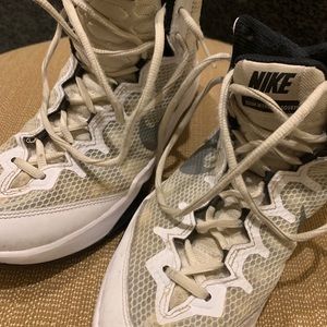Basketball shoes